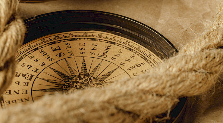 Düne 17, Sail Away, Take it, La Moda, Familie Herr, Jürgen Herr, Maritime Mode, Outdoormode, Strandmode, Nordsee, Nordseeinsel, Ostfriesische Inseln, Nordseeküste, Küstenliebe, Küstenmode, maritime Kleidung, Beachwear, Accessoires, Urlaubsmode, Sweatshirts, Windbreaker, Deichmode, Kompass, Kurs, Seemann, sommerliche Sweatjacken, Shirts, Sweatjacken, Pullover, Bootsmode, nautische Mode